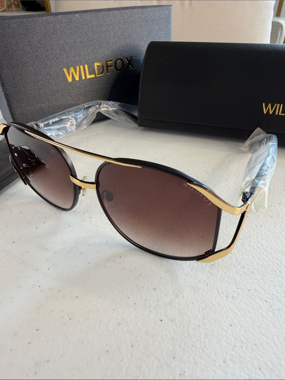 Wildfox Dynasty Oversized Aviator Black and Gold Sunglasses with Eyewear Case - Picture 4 of 15